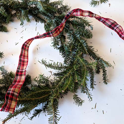 DIY Christmas wreath finishing touch